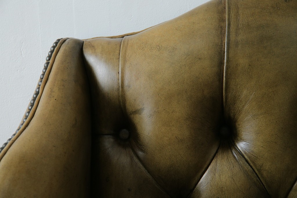 イギリスヴィンテージ　本革　チェスターフィールド　高貴な佇まいと包み込まれるような座り心地が魅力のウィングバックチェア　(R-084648)