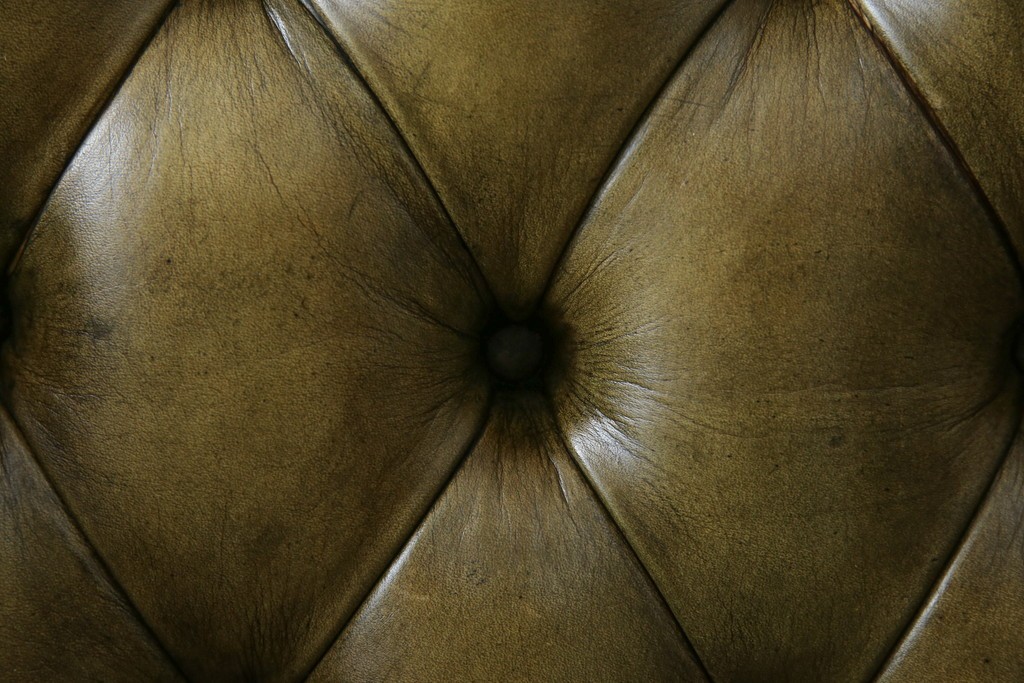 イギリスヴィンテージ　本革　チェスターフィールド　高貴な佇まいと包み込まれるような座り心地が魅力のウィングバックチェア　(R-084648)