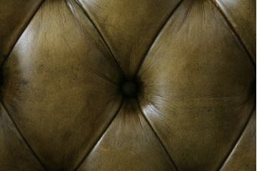 イギリスヴィンテージ　本革　チェスターフィールド　高貴な佇まいと包み込まれるような座り心地が魅力のウィングバックチェア　(R-084648)