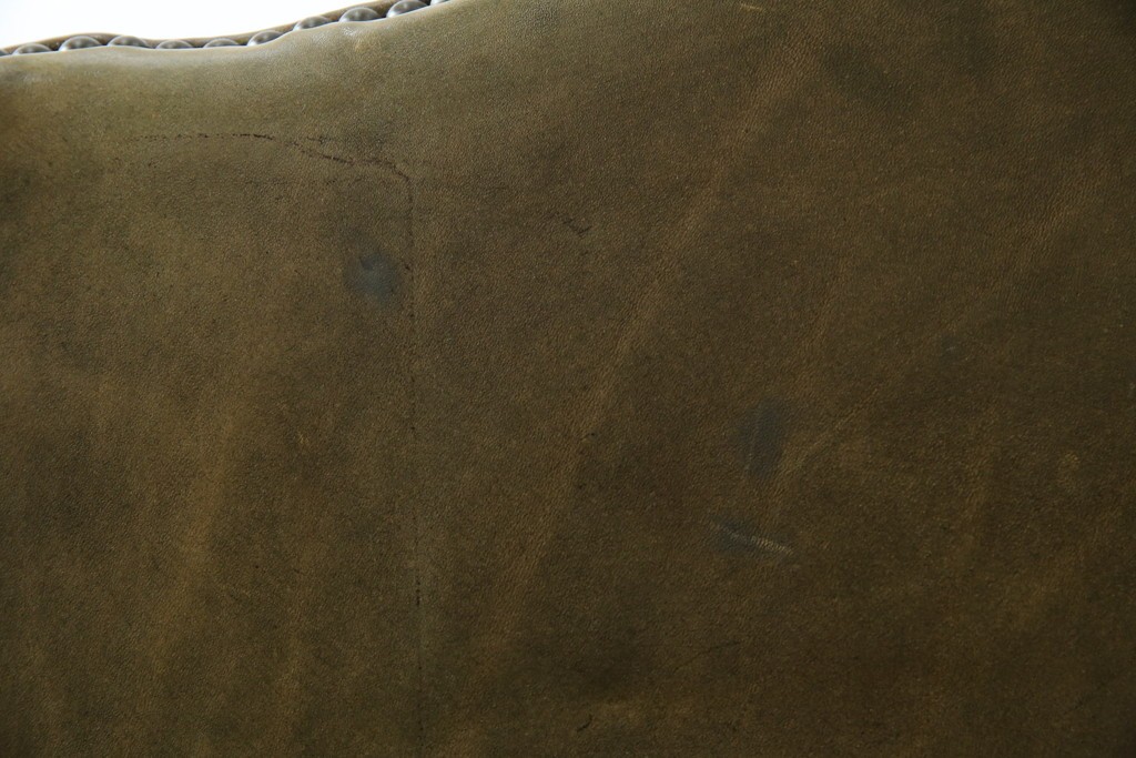 イギリスヴィンテージ　本革　チェスターフィールド　高貴な佇まいと包み込まれるような座り心地が魅力のウィングバックチェア　(R-084648)