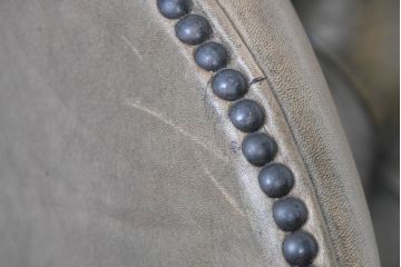 イギリスビンテージ　本革　チェスターフィールド　高貴な佇まいと包み込まれるような座り心地が魅力のウィングバックチェア(R-084648)