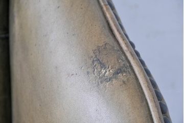 イギリスビンテージ　本革　チェスターフィールド　高貴な佇まいと包み込まれるような座り心地が魅力のウィングバックチェア(R-084648)