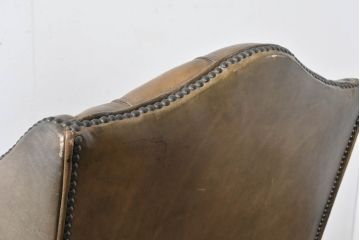 イギリスビンテージ　本革　チェスターフィールド　高貴な佇まいと包み込まれるような座り心地が魅力のウィングバックチェア(R-084648)