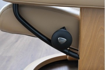 中古　ノルウェー製　EKORNES(エコーネス)　Sサイズ　コンサルシリーズ　クラシック　本革(レザー)　高級感漂う佇まいが魅力のオットマン付きストレスレスチェア　(R-084649)