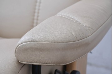 中古　ノルウェー製　EKORNES(エコーネス)　Sサイズ　コンサルシリーズ　クラシック　本革(レザー)　高級感漂う佇まいが魅力のオットマン付きストレスレスチェア　(R-084649)