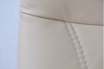 中古　ノルウェー製　EKORNES(エコーネス)　Sサイズ　コンサルシリーズ　クラシック　本革(レザー)　高級感漂う佇まいが魅力のオットマン付きストレスレスチェア　(R-084649)