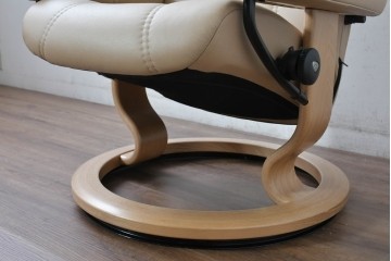 中古　ノルウェー製　EKORNES(エコーネス)　Sサイズ　コンサルシリーズ　クラシック　本革(レザー)　高級感漂う佇まいが魅力のオットマン付きストレスレスチェア　(R-084649)