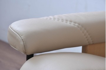 中古　ノルウェー製　EKORNES(エコーネス)　Sサイズ　コンサルシリーズ　クラシック　本革(レザー)　高級感漂う佇まいが魅力のオットマン付きストレスレスチェア　(R-084649)