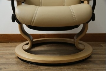 中古　ノルウェー製　EKORNES(エコーネス)　Sサイズ　コンサルシリーズ　クラシック　本革(レザー)　高級感漂う佇まいが魅力のオットマン付きストレスレスチェア　(R-084649)