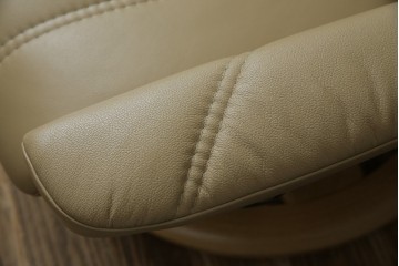 中古　ノルウェー製　EKORNES(エコーネス)　Sサイズ　コンサルシリーズ　クラシック　本革(レザー)　高級感漂う佇まいが魅力のオットマン付きストレスレスチェア　(R-084649)