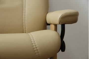 中古　ノルウェー製　EKORNES(エコーネス)　Sサイズ　コンサルシリーズ　クラシック　本革(レザー)　高級感漂う佇まいが魅力のオットマン付きストレスレスチェア　(R-084649)