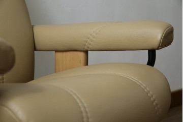中古　ノルウェー製　EKORNES(エコーネス)　Sサイズ　コンサルシリーズ　クラシック　本革(レザー)　高級感漂う佇まいが魅力のオットマン付きストレスレスチェア　(R-084649)