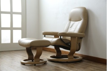 中古　ノルウェー製　EKORNES(エコーネス)　Sサイズ　コンサルシリーズ　クラシック　本革(レザー)　高級感漂う佇まいが魅力のオットマン付きストレスレスチェア　(R-084649)