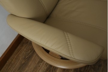 中古　ノルウェー製　EKORNES(エコーネス)　Sサイズ　コンサルシリーズ　クラシック　本革(レザー)　高級感漂う佇まいが魅力のオットマン付きストレスレスチェア　(R-084649)