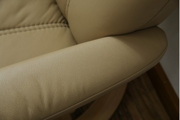 中古　ノルウェー製　EKORNES(エコーネス)　Sサイズ　コンサルシリーズ　クラシック　本革(レザー)　高級感漂う佇まいが魅力のオットマン付きストレスレスチェア　(R-084649)