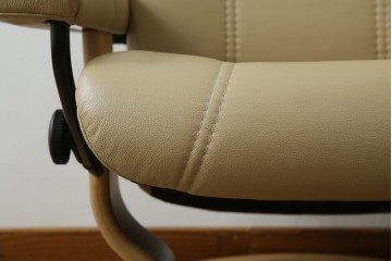 中古　ノルウェー製　EKORNES(エコーネス)　Sサイズ　コンサルシリーズ　クラシック　本革(レザー)　高級感漂う佇まいが魅力のオットマン付きストレスレスチェア　(R-084649)