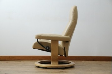 中古　ノルウェー製　EKORNES(エコーネス)　Sサイズ　コンサルシリーズ　クラシック　本革(レザー)　高級感漂う佇まいが魅力のオットマン付きストレスレスチェア　(R-084649)