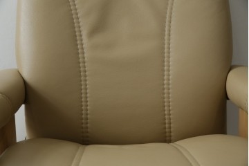 中古　ノルウェー製　EKORNES(エコーネス)　Sサイズ　コンサルシリーズ　クラシック　本革(レザー)　高級感漂う佇まいが魅力のオットマン付きストレスレスチェア　(R-084649)