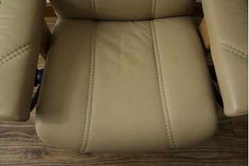 中古　ノルウェー製　EKORNES(エコーネス)　Sサイズ　コンサルシリーズ　クラシック　本革(レザー)　高級感漂う佇まいが魅力のオットマン付きストレスレスチェア　(R-084649)
