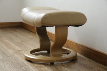 中古　ノルウェー製　EKORNES(エコーネス)　Sサイズ　コンサルシリーズ　クラシック　本革(レザー)　高級感漂う佇まいが魅力のオットマン付きストレスレスチェア　(R-084649)