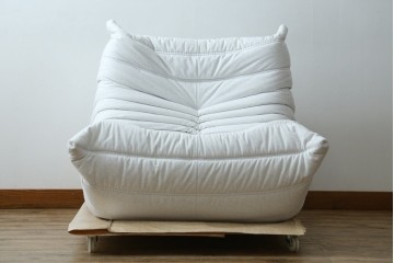 中古　極美品　2024年購入　Ligne roset(リーン・ロゼ)　ROSETTOGO(ロゼトーゴ)　DENDEN(デンデン)　50周年　保証書付き　洗練されたモダンデザインが目を引く1人掛けソファ　(R-084650)