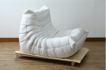 中古　極美品　2024年購入　Ligne roset(リーン・ロゼ)　ROSETTOGO(ロゼトーゴ)　DENDEN(デンデン)　50周年　保証書付き　洗練されたモダンデザインが目を引く1人掛けソファ　(R-084650)