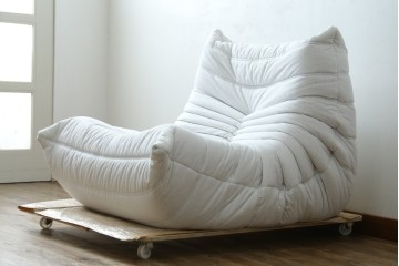 中古　極美品　2024年購入　Ligne roset(リーン・ロゼ)　ROSETTOGO(ロゼトーゴ)　DENDEN(デンデン)　50周年　保証書付き　洗練されたモダンデザインが目を引く1人掛けソファ　(R-084650)