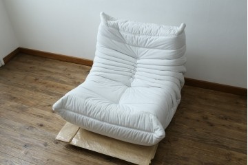 中古　極美品　2024年購入　Ligne roset(リーン・ロゼ)　ROSETTOGO(ロゼトーゴ)　DENDEN(デンデン)　50周年　保証書付き　洗練されたモダンデザインが目を引く1人掛けソファ　(R-084650)