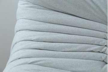 中古　極美品　2024年購入　Ligne roset(リーン・ロゼ)　ROSETTOGO(ロゼトーゴ)　DENDEN(デンデン)　50周年　保証書付き　洗練されたモダンデザインが目を引く1人掛けソファ　(R-084650)