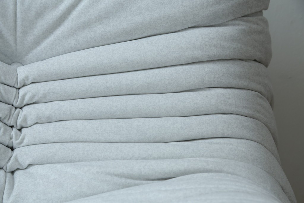 中古　極美品　2024年購入　Ligne roset(リーン・ロゼ)　ROSETTOGO(ロゼトーゴ)　DENDEN(デンデン)　50周年　保証書付き　洗練されたモダンデザインが目を引く1人掛けソファ　(R-084650)