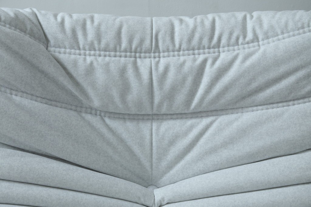 中古　極美品　2024年購入　Ligne roset(リーン・ロゼ)　ROSETTOGO(ロゼトーゴ)　DENDEN(デンデン)　50周年　保証書付き　洗練されたモダンデザインが目を引く1人掛けソファ　(R-084650)