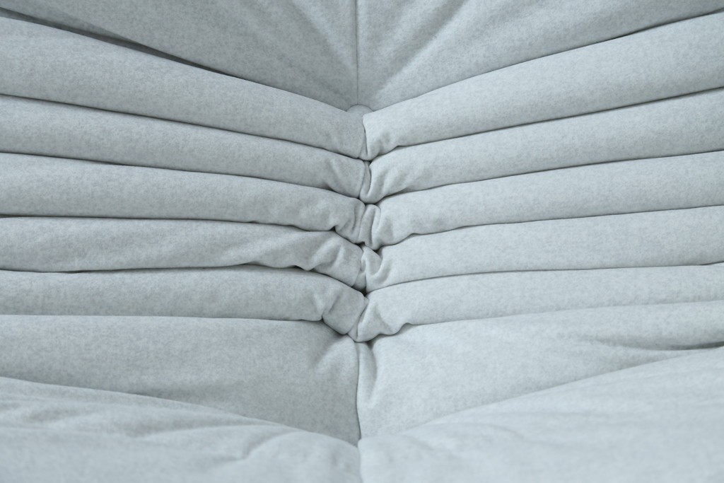 中古　極美品　2024年購入　Ligne roset(リーン・ロゼ)　ROSETTOGO(ロゼトーゴ)　DENDEN(デンデン)　50周年　保証書付き　洗練されたモダンデザインが目を引く1人掛けソファ　(R-084650)