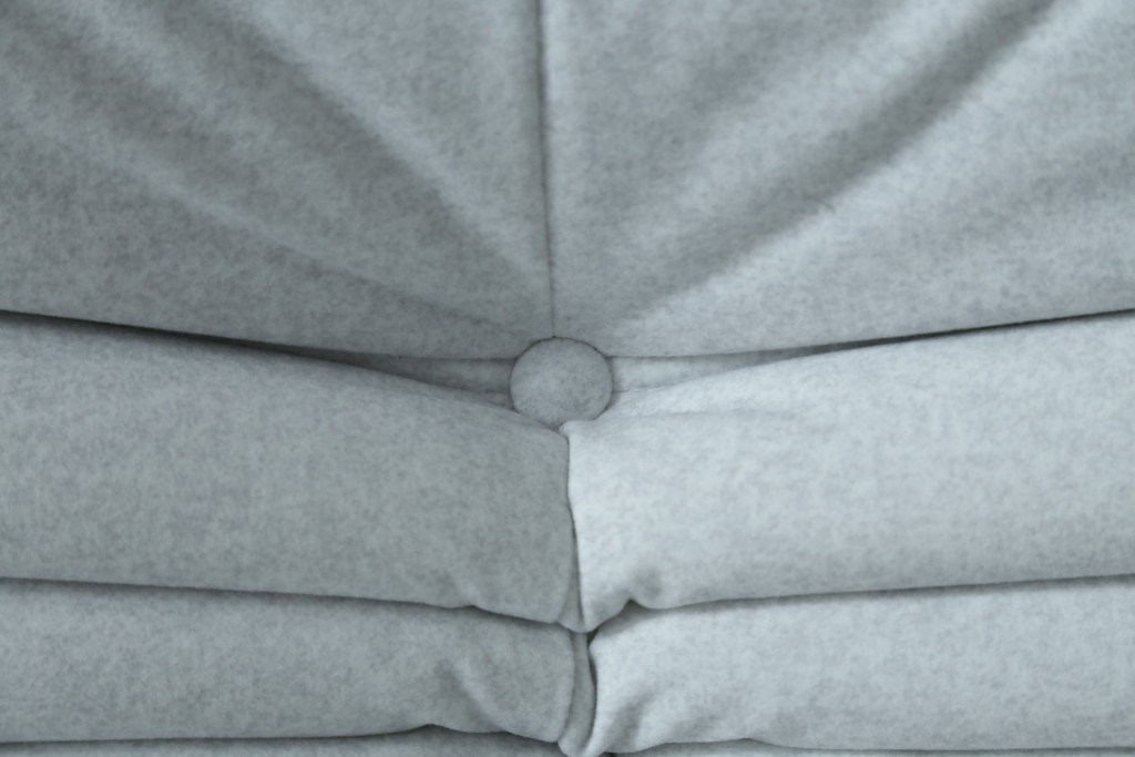 中古　極美品　2024年購入　Ligne roset(リーン・ロゼ)　ROSETTOGO(ロゼトーゴ)　DENDEN(デンデン)　50周年　保証書付き　洗練されたモダンデザインが目を引く1人掛けソファ　(R-084650)