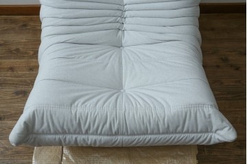 中古　極美品　2024年購入　Ligne roset(リーン・ロゼ)　ROSETTOGO(ロゼトーゴ)　DENDEN(デンデン)　50周年　保証書付き　洗練されたモダンデザインが目を引く1人掛けソファ　(R-084650)