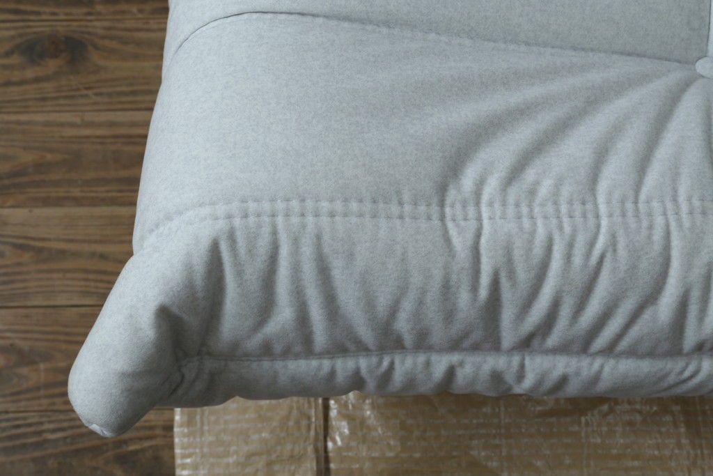 中古　極美品　2024年購入　Ligne roset(リーン・ロゼ)　ROSETTOGO(ロゼトーゴ)　DENDEN(デンデン)　50周年　保証書付き　洗練されたモダンデザインが目を引く1人掛けソファ　(R-084650)