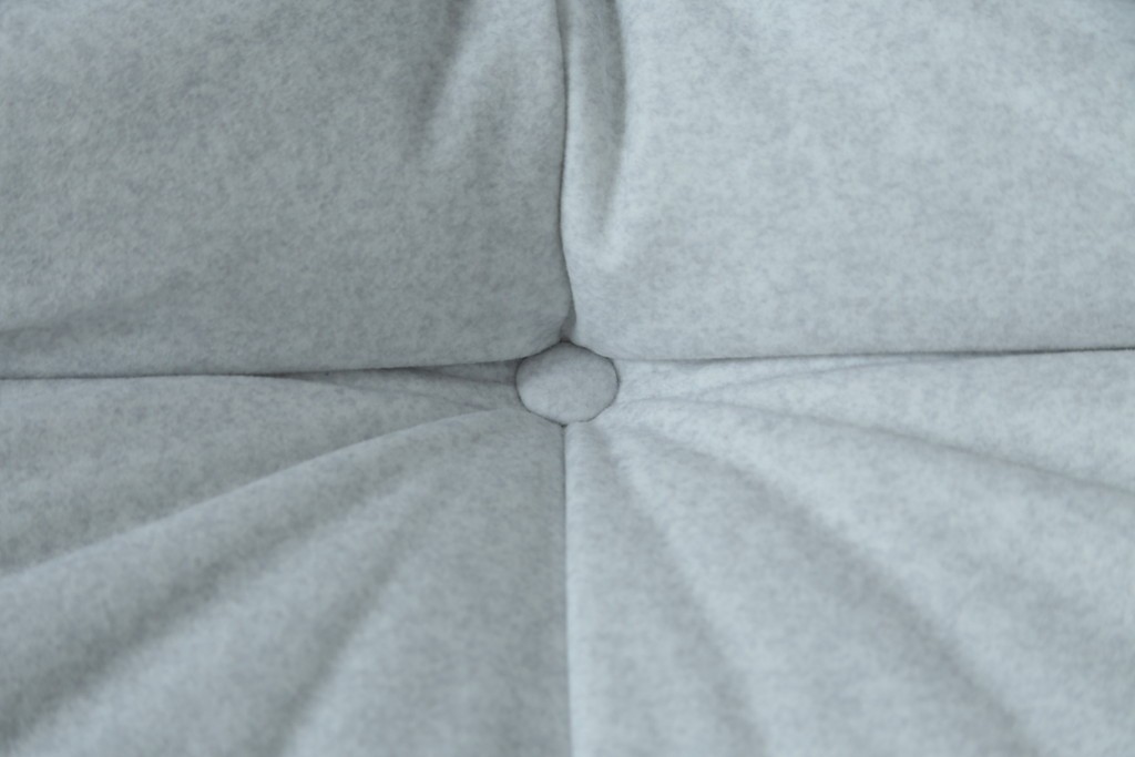 中古　極美品　2024年購入　Ligne roset(リーン・ロゼ)　ROSETTOGO(ロゼトーゴ)　DENDEN(デンデン)　50周年　保証書付き　洗練されたモダンデザインが目を引く1人掛けソファ　(R-084650)