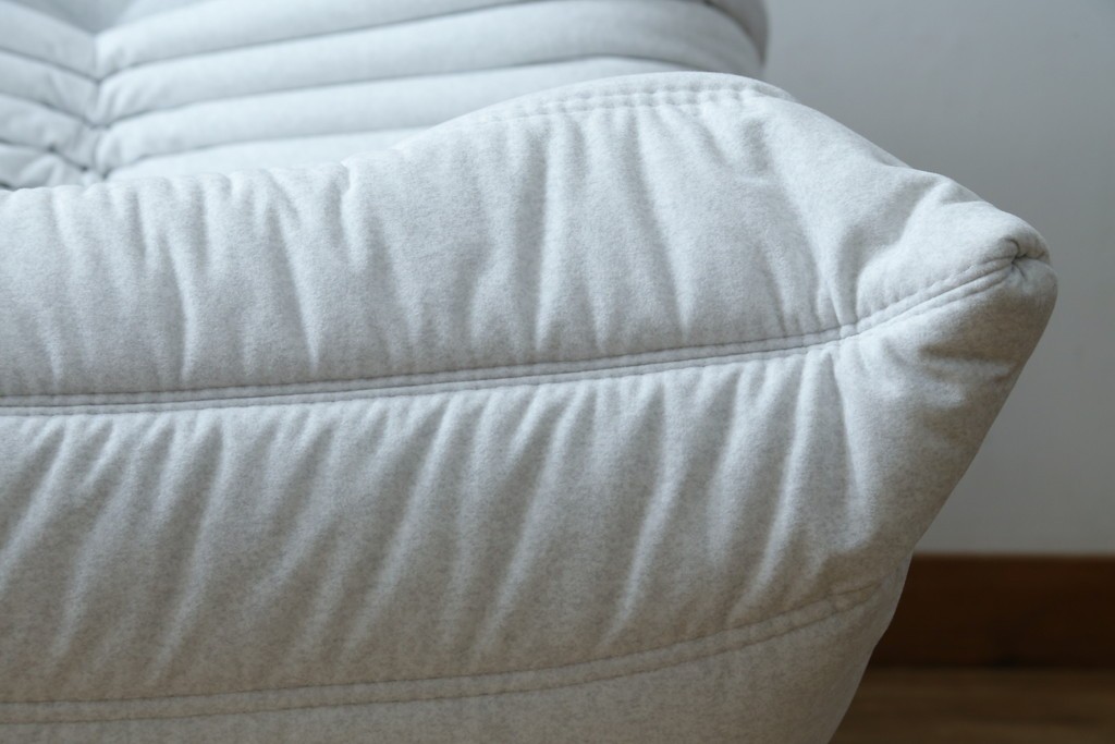 中古　極美品　2024年購入　Ligne roset(リーン・ロゼ)　ROSETTOGO(ロゼトーゴ)　DENDEN(デンデン)　50周年　保証書付き　洗練されたモダンデザインが目を引く1人掛けソファ　(R-084650)