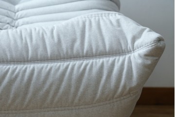 中古　極美品　2024年購入　Ligne roset(リーン・ロゼ)　ROSETTOGO(ロゼトーゴ)　DENDEN(デンデン)　50周年　保証書付き　洗練されたモダンデザインが目を引く1人掛けソファ　(R-084650)