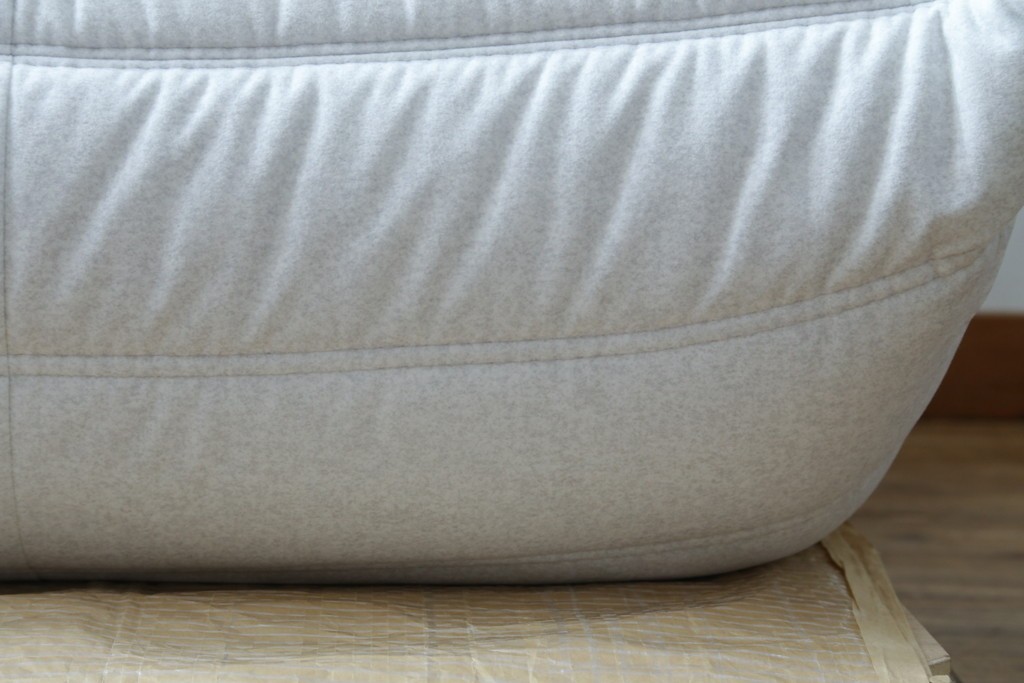 中古　極美品　2024年購入　Ligne roset(リーン・ロゼ)　ROSETTOGO(ロゼトーゴ)　DENDEN(デンデン)　50周年　保証書付き　洗練されたモダンデザインが目を引く1人掛けソファ　(R-084650)