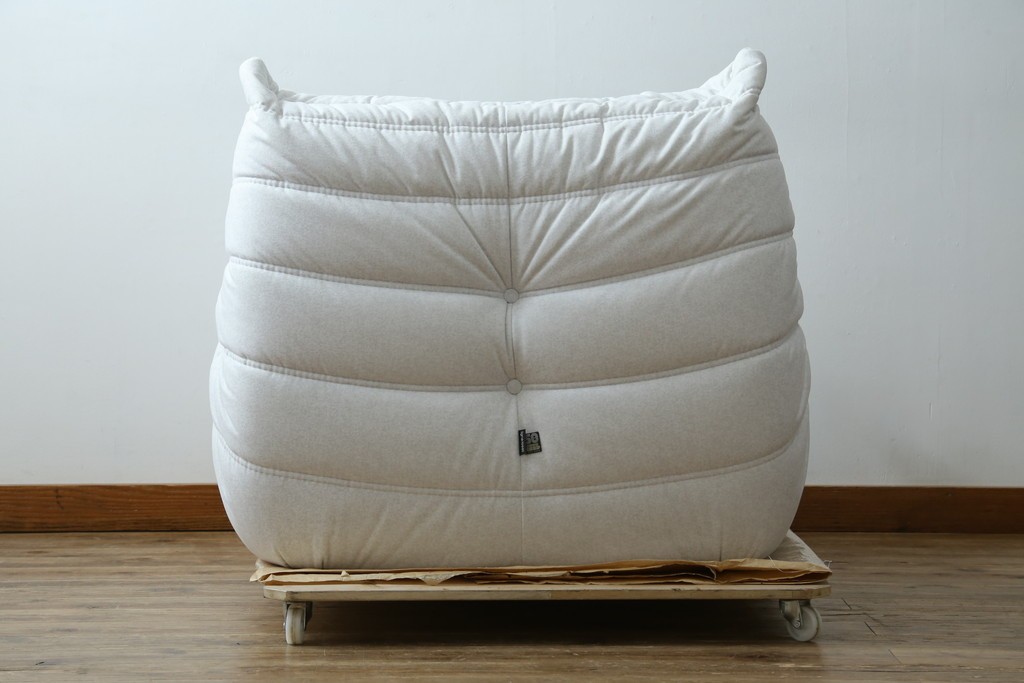 中古　極美品　2024年購入　Ligne roset(リーン・ロゼ)　ROSETTOGO(ロゼトーゴ)　DENDEN(デンデン)　50周年　保証書付き　洗練されたモダンデザインが目を引く1人掛けソファ　(R-084650)