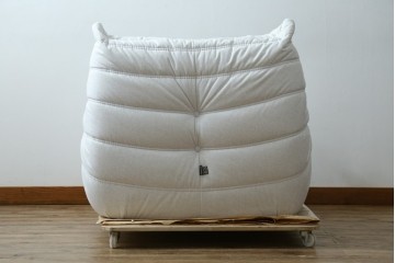 中古　極美品　2024年購入　Ligne roset(リーン・ロゼ)　ROSETTOGO(ロゼトーゴ)　DENDEN(デンデン)　50周年　保証書付き　洗練されたモダンデザインが目を引く1人掛けソファ　(R-084650)