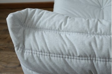 中古　極美品　2024年購入　Ligne roset(リーン・ロゼ)　ROSETTOGO(ロゼトーゴ)　DENDEN(デンデン)　50周年　保証書付き　洗練されたモダンデザインが目を引く1人掛けソファ　(R-084650)