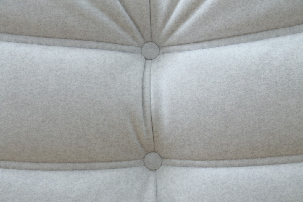 中古　極美品　2024年購入　Ligne roset(リーン・ロゼ)　ROSETTOGO(ロゼトーゴ)　DENDEN(デンデン)　50周年　保証書付き　洗練されたモダンデザインが目を引く1人掛けソファ　(R-084650)