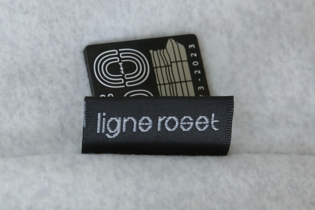 中古　極美品　2024年購入　Ligne roset(リーン・ロゼ)　ROSETTOGO(ロゼトーゴ)　DENDEN(デンデン)　50周年　保証書付き　洗練されたモダンデザインが目を引く1人掛けソファ　(R-084650)