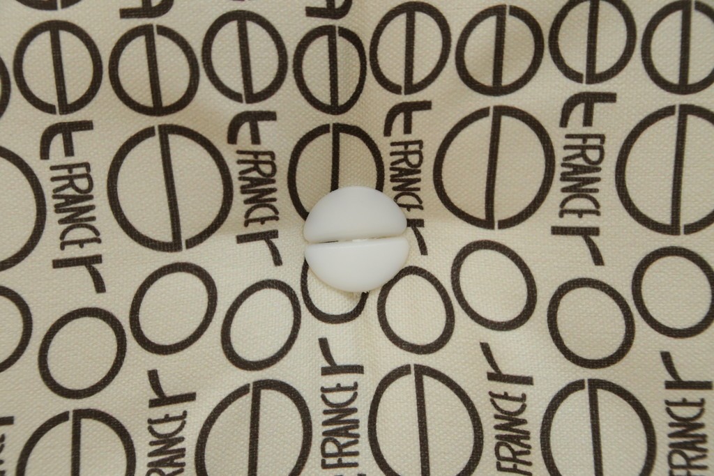 中古　極美品　2024年購入　Ligne roset(リーン・ロゼ)　ROSETTOGO(ロゼトーゴ)　DENDEN(デンデン)　50周年　保証書付き　洗練されたモダンデザインが目を引く1人掛けソファ　(R-084650)