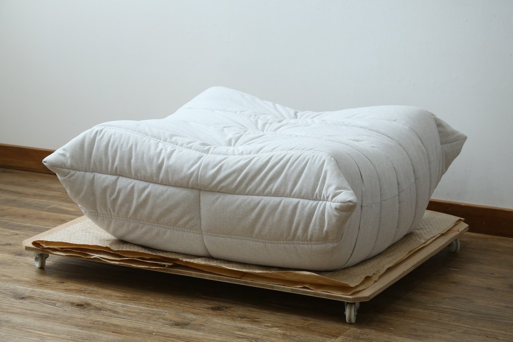 中古　極美品　2024年購入　Ligne roset(リーン・ロゼ)　ROSETTOGO(ロゼトーゴ)　DENDEN(デンデン)　50周年　保証書付き　洗練されたモダンデザインが目を引くパフ　(R-084651)