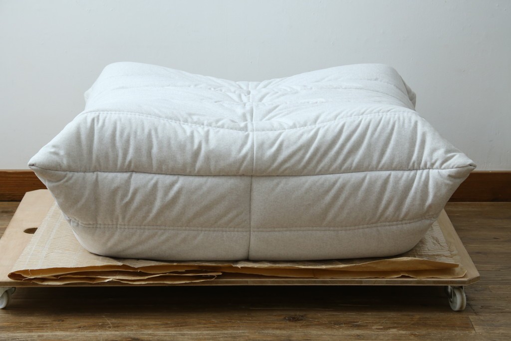 中古　極美品　2024年購入　Ligne roset(リーン・ロゼ)　ROSETTOGO(ロゼトーゴ)　DENDEN(デンデン)　50周年　保証書付き　洗練されたモダンデザインが目を引くパフ　(R-084651)