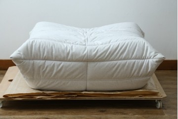 中古　極美品　2024年購入　Ligne roset(リーン・ロゼ)　ROSETTOGO(ロゼトーゴ)　DENDEN(デンデン)　50周年　保証書付き　洗練されたモダンデザインが目を引くパフ　(R-084651)