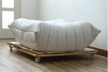 中古　極美品　2024年購入　Ligne roset(リーン・ロゼ)　ROSETTOGO(ロゼトーゴ)　DENDEN(デンデン)　50周年　保証書付き　洗練されたモダンデザインが目を引くパフ　(R-084651)