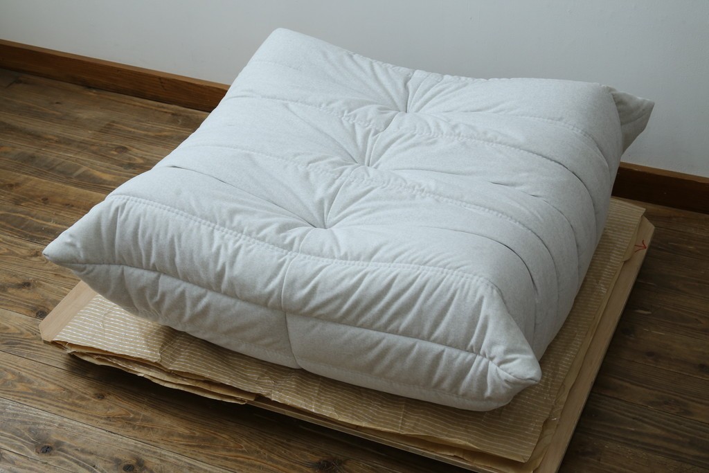 中古　極美品　2024年購入　Ligne roset(リーン・ロゼ)　ROSETTOGO(ロゼトーゴ)　DENDEN(デンデン)　50周年　保証書付き　洗練されたモダンデザインが目を引くパフ　(R-084651)